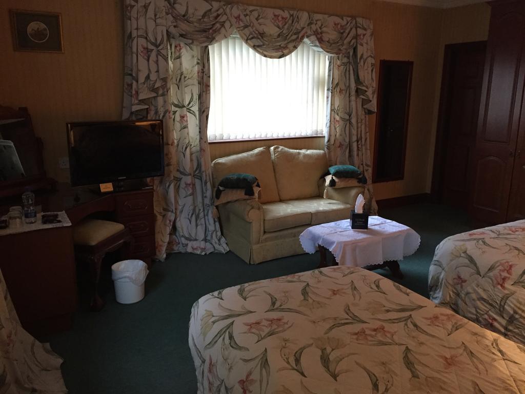 Caldhame House Hotel Crumlin  Buitenkant foto