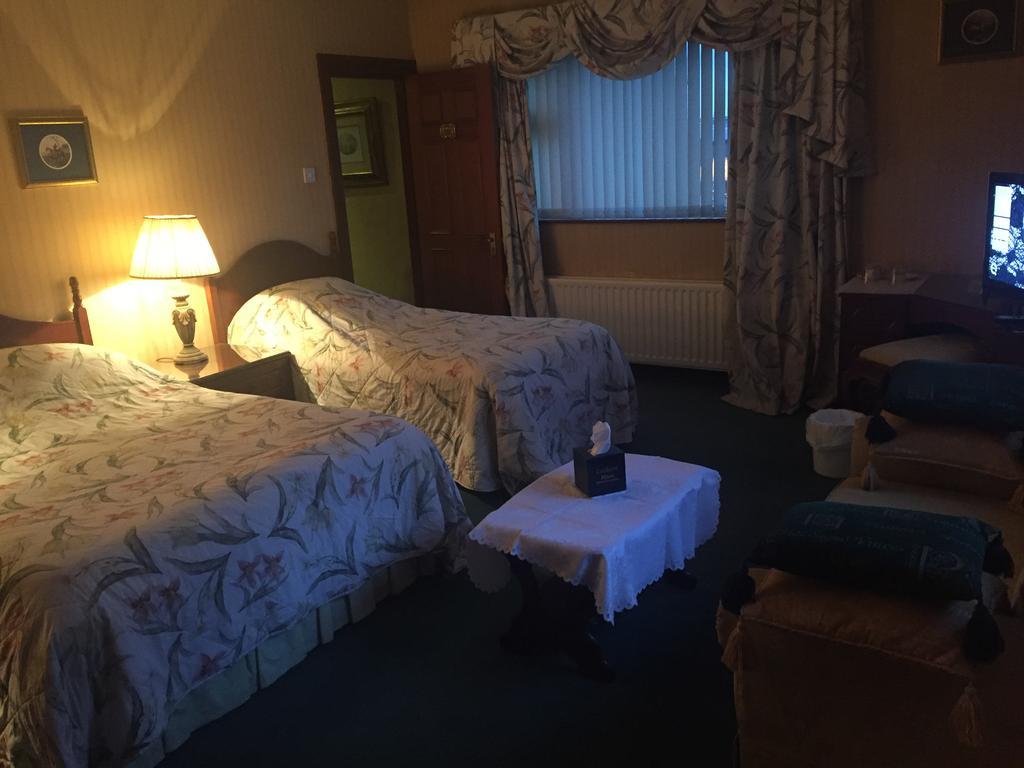 Caldhame House Hotel Crumlin  Buitenkant foto