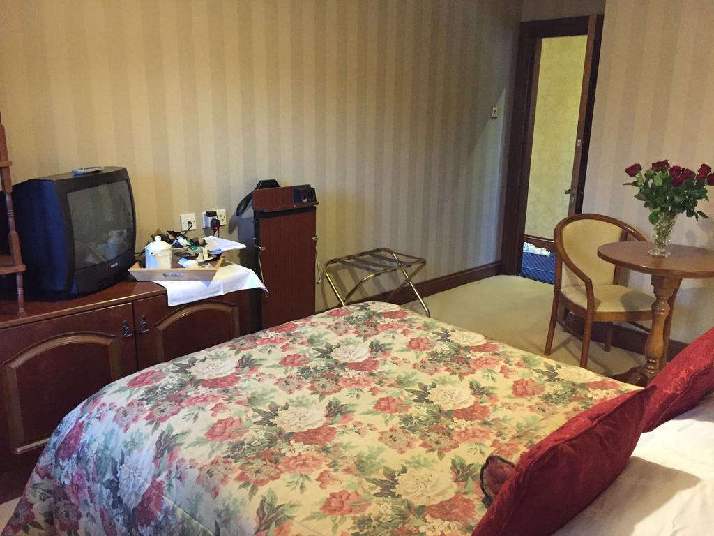 Caldhame House Hotel Crumlin  Buitenkant foto